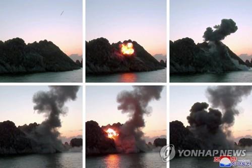 Cette photo combinée, publiée le 30 mars 2020 par l'Agence centrale de presse nord-coréenne (KCNA), montre un test de lance-roquettes multiple effectué la veille. (Utilisation en Corée du Sud uniquement et redistribution interdite)