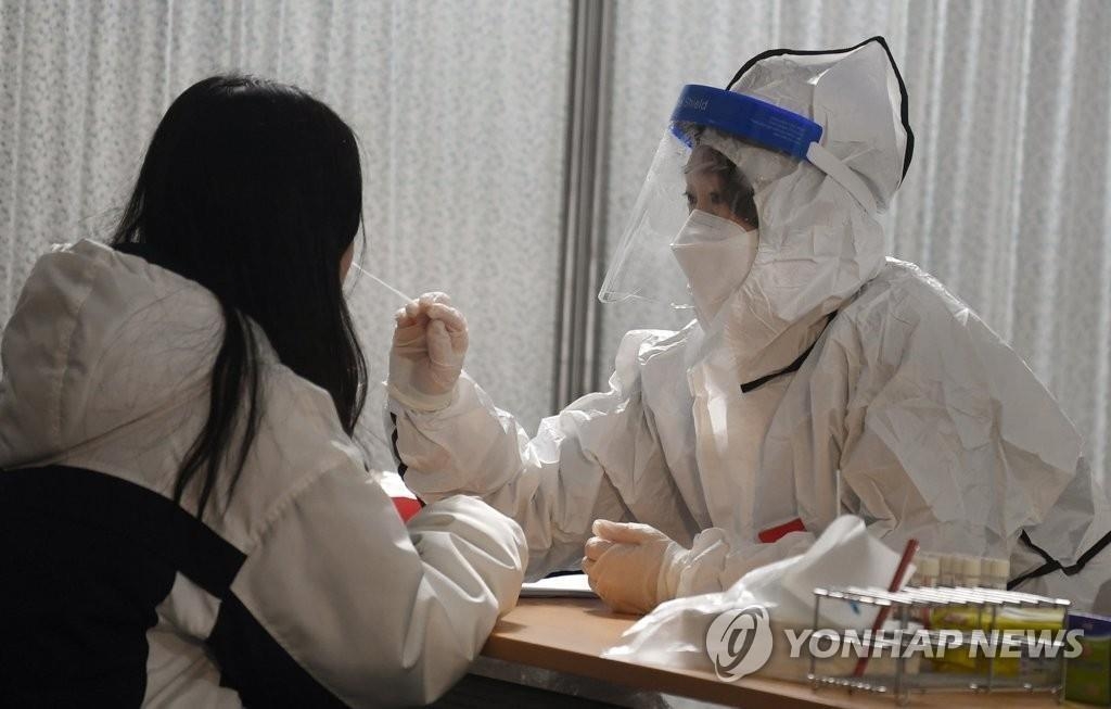 Une personne se soumet à un test de dépistage du nouveau coronavirus (Covid-19), mardi 1er décembre 2020, au centre médical public de Gangneung, dans la province du Gangwon.