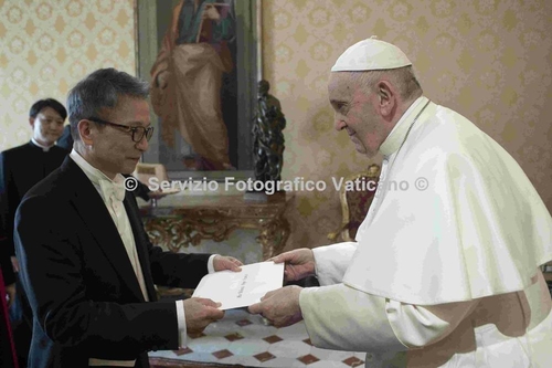 Le pape François reçoit les lettres de créance de l'ambassadeur sud-coréen au Vatican Choo Kyu-ho, le jeudi 17 décembre 2020. (Photo fournie par l'ambassade sud-coréenne au Vatican. Revente et archivage interdits) 