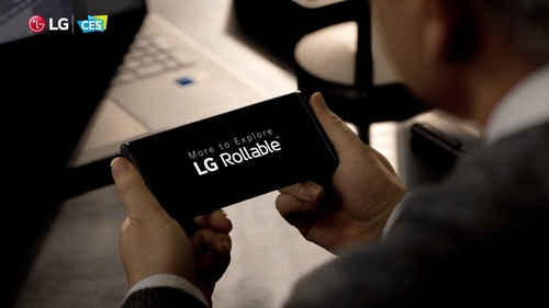 Cette photo fournie par LG Electronics Inc. le 11 janvier 2021 montre LG Rollable, le smartphone doté d'un écran enroulable. 