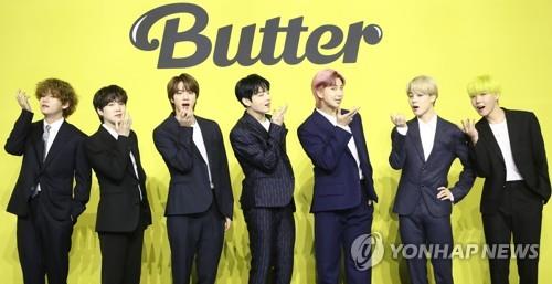 Le septuor BTS pose lors d'une conférence de presse pour son nouveau single numérique «Butter» à Séoul, le 21 mai 2021.