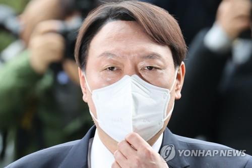L'ancien procureur général Yoon Seok-youl présente sa démission lors d'une conférence de presse devant le Bureau suprême des procureurs de la République à Séoul le 4 mars 2021. 