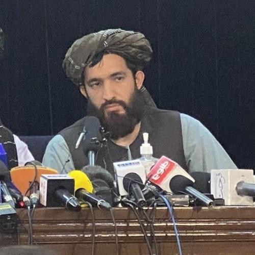 Abdul Qahar Balkhi, un responsable de la commission culturelle des talibans, assiste à une conférence de presse sur cette photo fournie par l'intéressé.