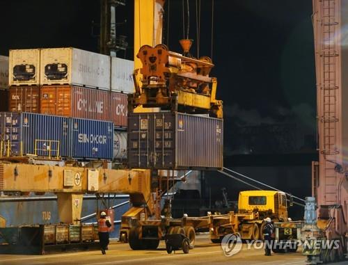 Un porte-conteneurs transportant 300 tonnes d'urée en provenance de Chine arrive dans un port à Ulsan, à 415 km au sud-est de Séoul, le mardi 23 novembre 2021. 