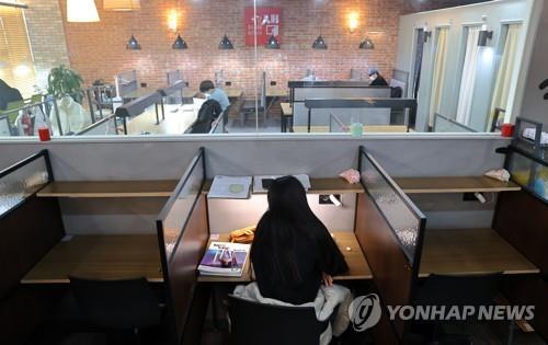 Des élèves travaillent dans une salle d'étude à Suwon, au sud de Séoul, le dimanche 5 décembre 2021. 