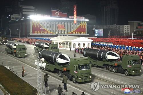 Un défilé militaire se déroule sur la place Kim Il-sung à Pyongyang, le jeudi 9 septembre 2021 à minuit, pour célébrer le 73e anniversaire de la fondation nationale, a rapporté l'Agence centrale de presse nord-coréenne (KCNA). (Utilisation en Corée du Sud uniquement et redistribution interdite)