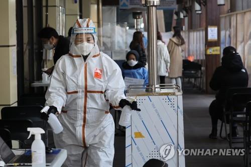 Une membre du personnel médical désinfecte un centre de dépistage pour le nouveau coronavirus (Covid-19) à Séoul, le lundi 10 janvier 2022.