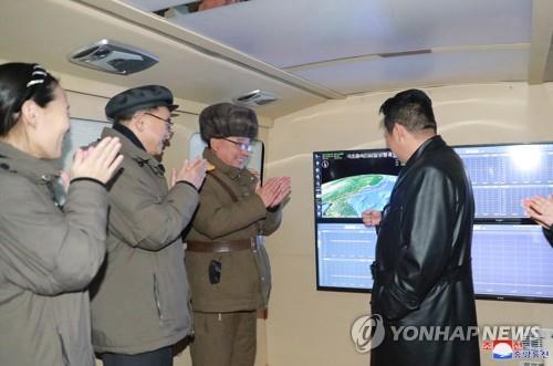 Kim Yo-jong (à gauche) applaudit auprès de son frère Kim Jong-un lors du tir d'essai du missile hypersonique le mardi 11 janvier 2022, d'après le rapport publié le lendemain par l'Agence centrale de presse nord-coréenne (KCNA). (Utilisation en Corée du Sud uniquement et redistribution interdite)