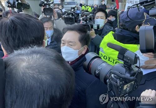 (LEAD) Un tribunal accepte partiellement l'injonction contre la diffusion des appels téléphoniques de l'épouse de Yoon