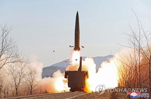 (5e LD) Le Nord tire 2 missiles balistiques présumés vers l'est depuis un aéroport à Pyongyang