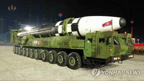 La Corée du Nord a dévoilé un nouveau missile balistique intercontinental (ICBM) durant une parade militaire tenue à Pyongyang pour marquer le 75e anniversaire de la fondation du Parti du travail au pouvoir, a rapporté le samedi 10 octobre 2020 la Télévision centrale nord-coréenne (KCTV). (Utilisation en Corée du Sud uniquement et redistribution interdite)