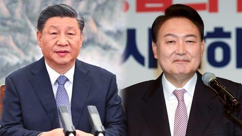 Photomontage montrant le président élu Yoon Suk-yeol (à dr.) et le président chinois Xi Jinping. (Yonhap)
