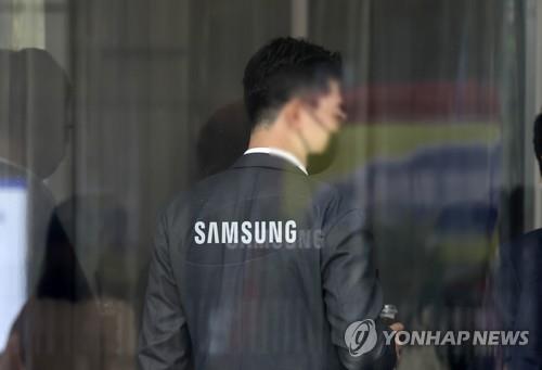 Un homme est vu à l'intérieur du bureau de Samsung Electronics Co. à Seocho, dans le sud de Séoul, le 11 avril 2022. (Photo d'archives)