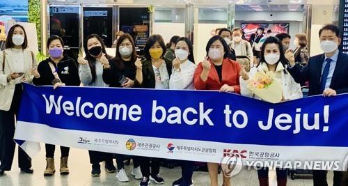 Des responsables d'agences de voyages des Philippines posent pour une séance photos à l'aéroport international de Jeju le jeudi 21 avril 2022. (Photo fournie par un lecteur. Revente et archivage interdits) 