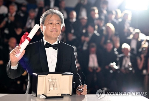 Le cinéaste Park Chan-wook pose pour une séance photos après avoir remporté le Prix de la mise en scène pour «Decision to Leave» à la cérémonie de clôture de la 75e édition du Festival de Cannes, le samedi 28 mai 2022. (AFP=Yonhap) 