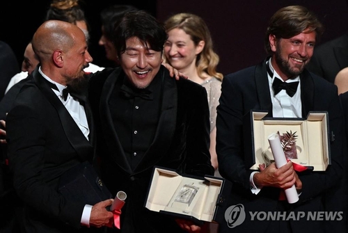 L'acteur sud-coréen Song Kang-ho (2e depuis la g.) célèbre son Prix d'interprétation masculine pour «Broker» lors de la cérémonie de clôture de la 75e édition du Festival de Cannes, le samedi 28 mai 2022. (AFP=Yonhap)