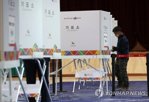 Un électeur entre dans un isoloir pour voter dans le cadre des élections locales le mercredi 1er juin 2022 dans un bureau de vote à Séoul. 