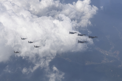 Des avions de chasse sud-coréens et américains effectuent un vol de patrouille conjoint au-dessus de Pyeongtaek, à 70 kilomètres au sud de Séoul, le 21 juin 2022. (Photo fournie par l'armée de l'air sud-coréenne. Archivage et revente interdits) 