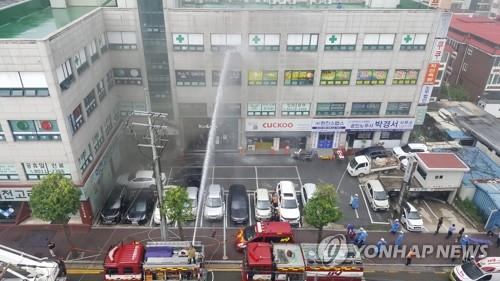 Des pompiers combattent un incendie dans un immeuble de quatre étages à Icheon, à environ 50 kilomètres au sud-est de Séoul, le 5 août 2022. (Photo fournie par un lecteur. Revente et archivage interdits)