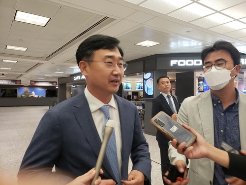 Le vice-ministre de la Défense Shin Beom-chul répond le mardi 13 septembre 2022 à des questions de journalistes à son arrivée à l'aéroport international de Washington-Dulles. 