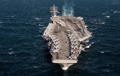 Le porte-avions géant USS Ronald Reagan navigue dans les eaux de la péninsule coréenne, le 28 octobre 2015. (Revente et archivage interdits)