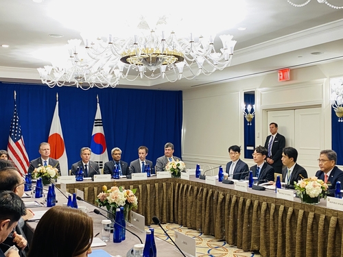 Les chefs des diplomaties de la Corée du Sud, des Etats-Unis et du Japon tiennent une réunion trilatérale le jeudi 22 septembre 2022 (heure locale) à New York, aux Etats-Unis. (Pool photo)