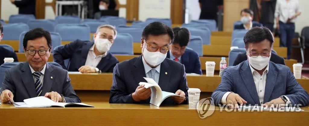 Chung Jin-suk (au c.), président adjoint de l'Assemblée nationale et chef de l'Union des parlementaires Corée-Japon, participe à une conférence sur les relations bilatérales, à l'Assemblée à Séoul, le 10 août 2022. (Pool photo)
