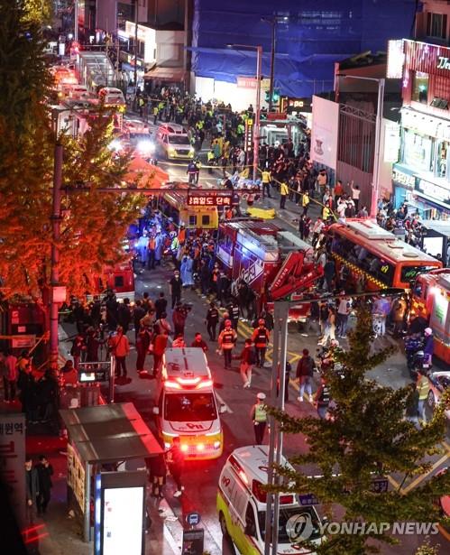 Des secouristes dans le quartier d'Itaewon à Séoul, le soir du samedi 30 octobre 2022.