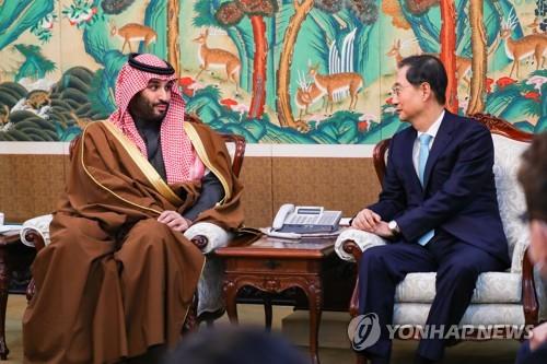 Le prince héritier d'Arabie saoudite Mohammed ben Salmane (à gauche) s'entretient avec le Premier ministre sud-coréen Han Duck-soo le 17 novembre 2022, sur cette photo publiée par le bureau du Premier ministre. (Archivage et revente interdits)