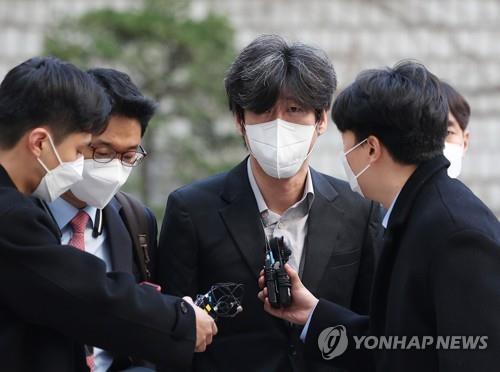 L'avocat Nam Wook parle aux journalistes avant d'assister à une audience sur le scandale de Daejang-dong au tribunal du district central de Séoul, dans le sud de la capitale, le 21 novembre 2022.