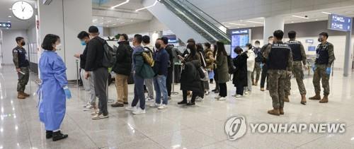 Des voyageurs en provenance de Chine attendent de se faire tester pour le nouveau coronavirus à l'aéroport international d'Incheon, à l'ouest de Séoul, le 9 janvier 2023.
