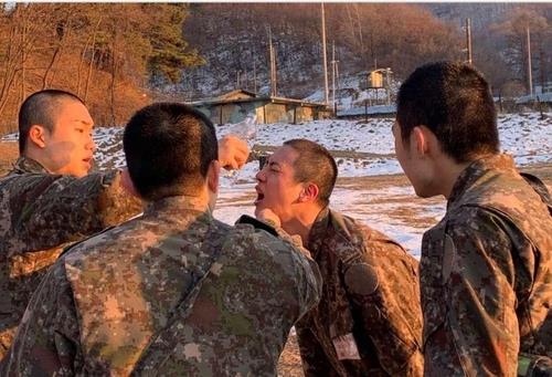 Jin (2e depuis la dr.), membre du groupe de K-pop BTS qui effectue son service militaire, a participé à un exercice d'attaque chimique dans un camp d'entraînement. (Photo fournie par le site de l'armée sud-coréenne. Revente et archivage interdits)