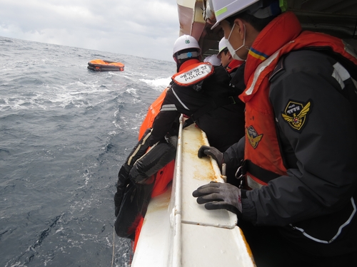 La police maritime entame son opération de secours en mer à chercher les survivants du cargo hongkongais, le mercredi 25 janvier 2023 au sud-est de l'île de Jeju. (Photo fournie par la police maritime de Jeju. Revente et archivage interdits) 