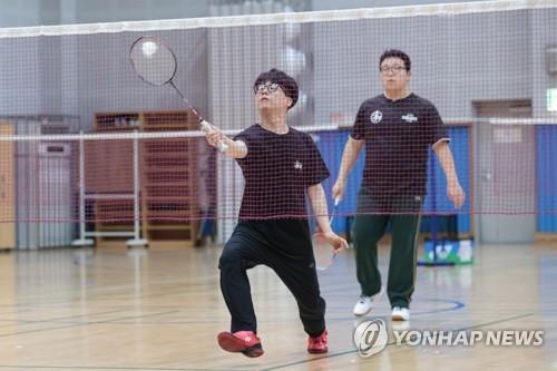 Des personnes jouent au badminton sans masque dans un gymnase à Séoul, le mardi 31 janvier 2023.