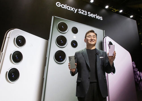 Roh Tae-moon, le chef de la division smartphones de Samsung (MX), présente la nouvelle série Galaxy S23 lors de l'événement Unpacked au Masonic Auditorium à San Francisco, le 1er février 2023. (Photo fournie par Samsung Electronics Co. Revente et archivage interdits)