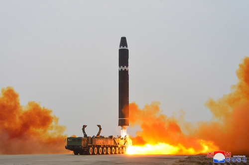 Tir du missile balistique intercontinental Hwasong-15, le samedi 18 février 2023, selon le rappport publié le lendemain par l'Agence centrale de presse nord-coréenne (KCNA). Utilisation en Corée du Sud uniquement et redistribution interdite)