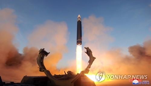 Cette photo, publiée par l'Agence centrale de presse nord-coréenne (KCNA) le 17 mars 2023, montre un missile balistique intercontinental Hwasong-17 étant tiré depuis Sunan à Pyongyang la veille. (Utilisation en Corée du Sud uniquement. Redistribution interdite)