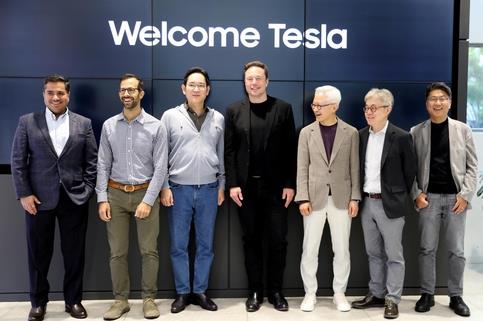 Cette photo publiée par Samsung Electronics Co. le 14 mai 2023 montre le président exécutif de Samsung Electronics Lee Jae-yong (3e à partir de la gauche) et le PDG de Tesla Elon Musk (4e à partir de la droite), le 10 mai. (Archivage et revente interdits)