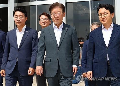 Lee Jae-myung, chef du Parti démocrate, quitte l'Assemblée nationale pour se rendre au Bureau des procureurs du district de Suwon, le 12 septembre 2023.