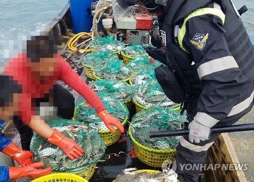 拿捕された中国漁船（仁川海洋警備安全署提供）＝７日、仁川（聯合ニュース）
