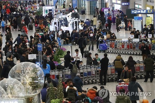 韓国に到着した観光客で混雑する仁川空港の入国ロビー＝（聯合ニュース）