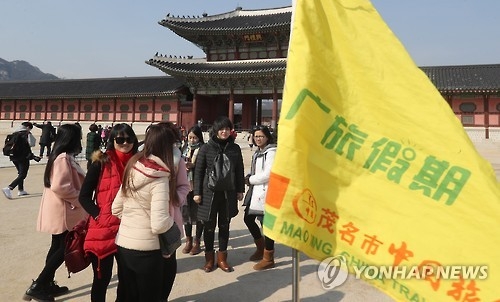 朝鮮王朝時代の王宮、景福宮を訪れた中国人観光客＝３日、ソウル（聯合ニュース）