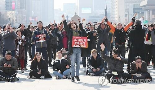 ［韓国大統領罷免］「ろうそく市民が勝利した」　憲法裁決定に歓喜