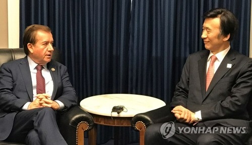 尹炳世（ユン・ビョンセ）韓国外交部長官（右）と会談するロイス氏＝２２日、ワシントン（聯合ニュース）