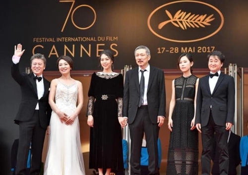 中国メディアはホン・サンス監督（右から３人目）らのカンヌ国際映画祭出席を報じた（チャイナデイリーより）＝（聯合ニュース）