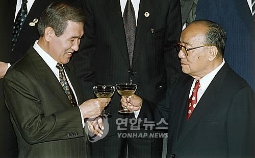 盧泰愚大統領（左）と楊尚昆国家主席（資料写真）＝（聯合ニュース）
