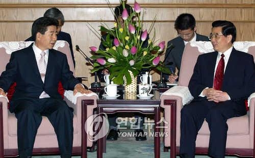 盧武鉉大統領（左）と胡錦涛国家主席（資料写真）＝（聯合ニュース）