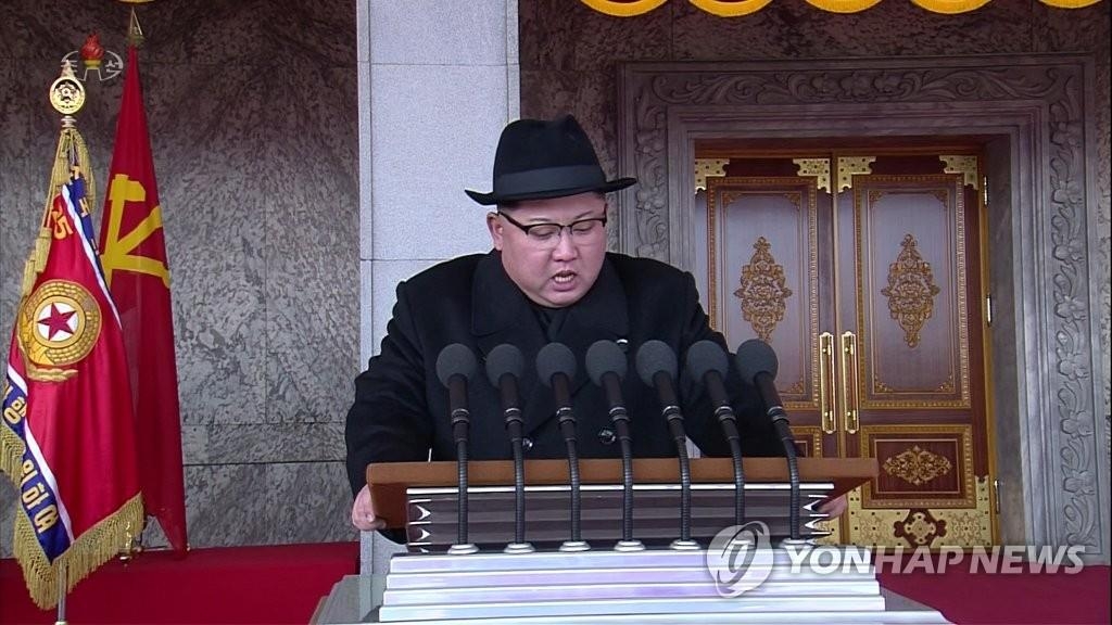 軍事パレードで演説する金正恩氏。朝鮮中央テレビが放映した＝８日、ソウル（朝鮮中央テレビ＝聯合ニュース）