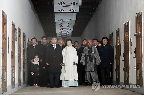 式典会場に向かう文大統領（手前左）＝１日、ソウル（聯合ニュース）