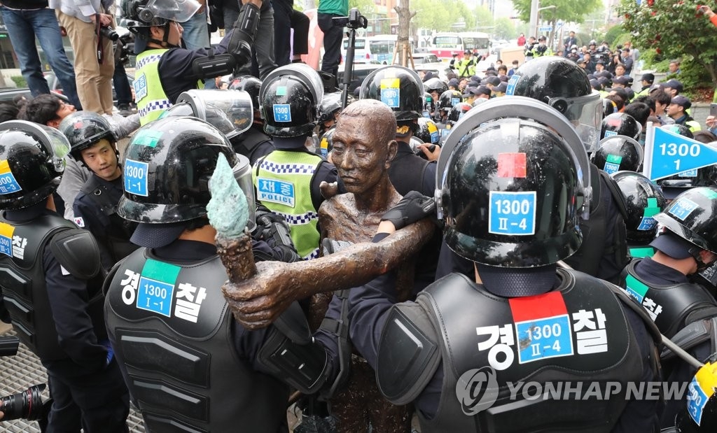 ５月１日、市民団体が総領事館前に設置しようとしたが、警察に阻止された像＝（聯合ニュース）